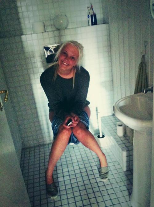 1nobodyknowsme1:  dimitrivegas:  On the toilet pooping      (via TumbleOn)