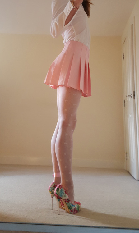 mainlyusedforwalking:  This blog needs more pink.  