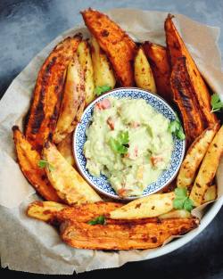 aspoonfuloflissi:  Regular and sweet potato fries with guacamole