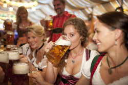 americana-plus:  Octoberfest Madchen 