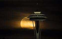 he1war:  Moonrise behind Seattle’s Space needle.