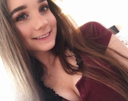 teencleavage2017:  Stunning teen babe loves to tease!