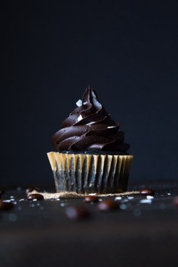 sweetoothgirl:    SALTED CHOCOLATE MOCHA CUPCAKES   