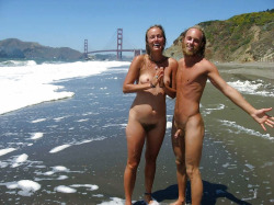 vivre-naturiste:  Baker Beach , a happy American nudist couples