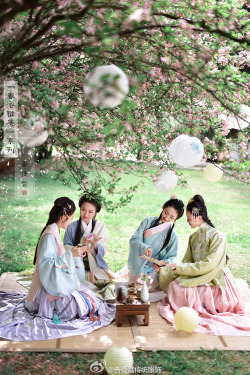 fuckyeahchinesefashion:Traditional Chinese Hanfu   by  菩提雪传统服饰