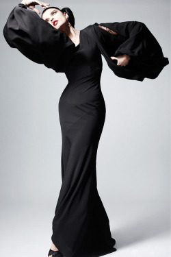 vampdreaminginhollywood:  Crystal Renn for Zac Posen  