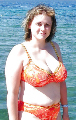 bbwbeach:  she’s sexy and she knows it