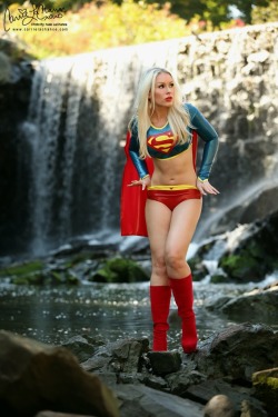 nude-superheroines:  Supergirl outdoor