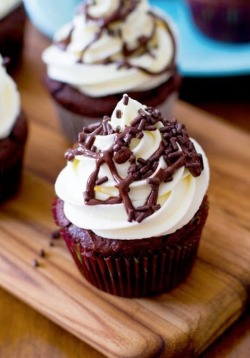 foodishouldnoteat:  Chocolate white chocolate cupcakes   mmmmmm
