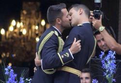 clarobralis:  First gay police wedding takes place in Spain -