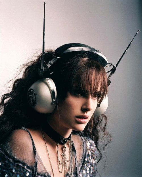 teenagemutation:  Natalie Portman wearing a Panasonic FM Stereo