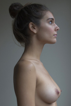 honeyzonthekey:  Caitlin Stasey