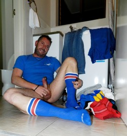 rugbysocklad:  Poppered up and craving that man smell!
