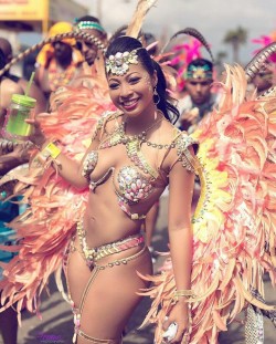 prettyfuckingepic:   irie-r-us:  Carnival Tuesday Beauties  Wtf
