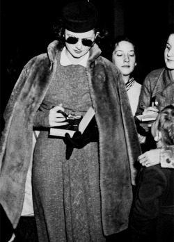 barbarastanwyck:  Myrna Loy signing autographs for fans in San