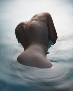 jedavu:  Intriguing Photographs Of Partially Submerged Nudes