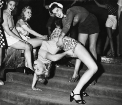 vintagegal:  Earl Carroll Vanities dancers photographed in Hollywood