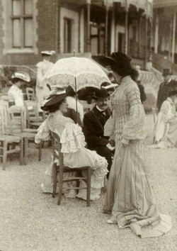 missehnne:Longchamp, circa1900.