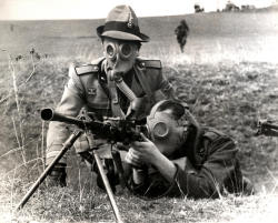 peashooter85:  Italian machine gun crew, World War II. 
