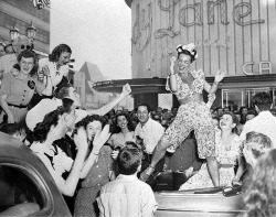 indypendent-thinking:  Carmen Miranda dancing atop a convertible