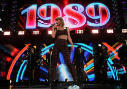 texaslovestaylor:  Taylor swift at the z100 Jingle Ball 