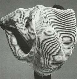 artformes:  ISSEY MIYAKE, Billowing Pleats, campaign ad for his