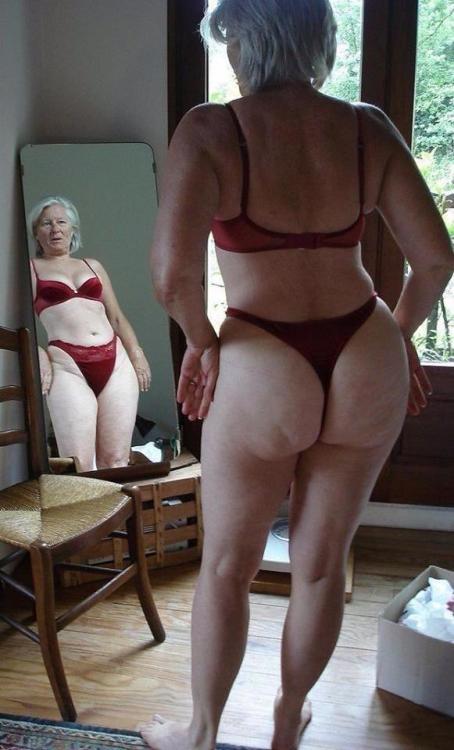 Mirror, Mirror on the floor….do I have a beautiful bottom or what?? :)