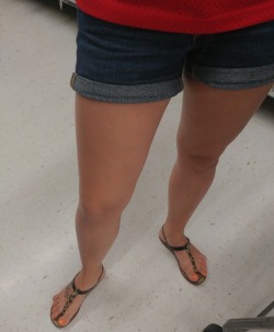fundeerpanda:  My sexy little Wal-Mart shopper today 😍 👸
