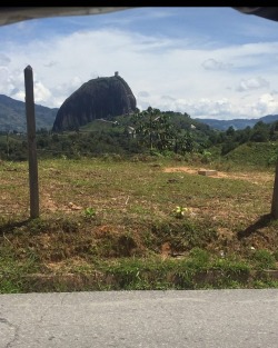 #guatape #pueblo #Colombia #elpenol #elpeñol #bigassrock