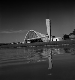 jonasgrossmann:  marcel gautherot… oscar niemeyer, igreja