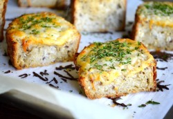 kawaii-food-is-kawaii:  Garlic Cheese Bread 