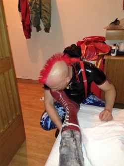 punkerskinhead: red mohawk, rubber bleachers…mmmmmm hot looking