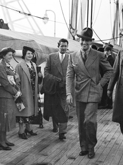 deforest:  Under the gaze of lady admirers, Robert Taylor arrives