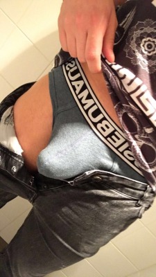 bulgeworshipping: Check out more bulges at http://bulgeworshipping.tumblr.com/