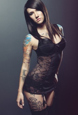 inked-girls-all-day:  Bonnie Holiday