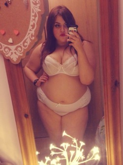 romaromani:  I like posting pictures of my fat body. Feeling