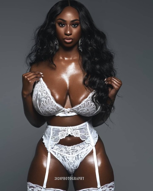 luvisblack:  #LuvIsBlack #BeautifulBlackWoman #Thickness #Curves