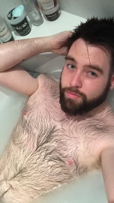 pizzaotter: martyn-7:  Serving you ‘Bathtime Attention Whore