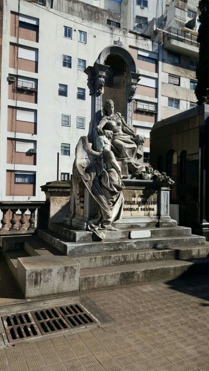 Today we went to our local cementery in Recoleta. I brought my camera with me…. but I forgot the bateries…. here are some pics i took with my bf phone