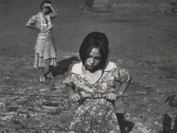 federer7:   Child and her Mother, Wapato, Yakima Valley, Washington