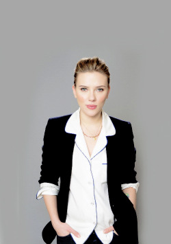 scarlett-johansen:     “ I’m small. People don’t notice