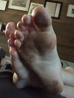 sexy-bare-feet:  My filthy soles. Who would like to lick them