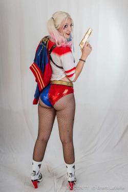 cosplay-ladies:  KissyCosplay as Harley Quinn https://goo.gl/FNrhr3
