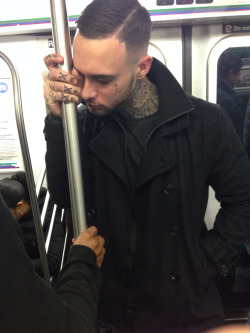 clothesmindedx3:  desertgold:  that lil tat on his hairline 