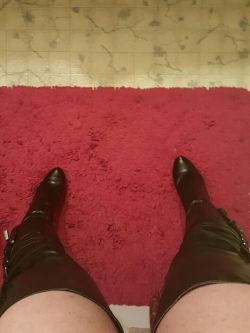 ta6769:  I love thigh high boots. If I could wear them every