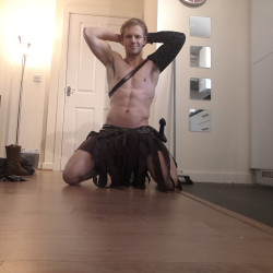 dilfpatrol:  deepvneck:  tumblinwithhotties:  Cosplay hunk  !