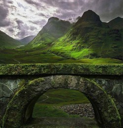 omgshowmetheworld:   Ancient Arch, The Highlands, Glencoe - 14