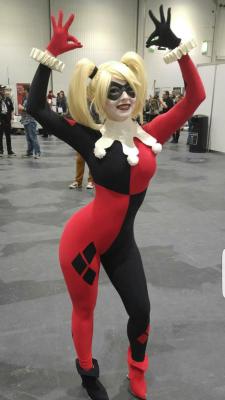 fucking-sexy-cosplay:  Harley Quinn by Enji Knight (source) 