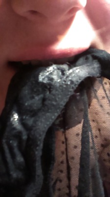 lizzycrow:Final stage… Cleaning. My panties got all wet so