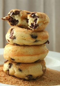 confectionerybliss:  Banana Chocolate-Chip Baked Doughnuts |